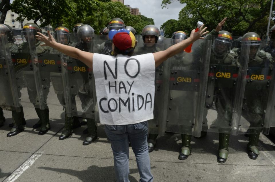 "Il n'y a pas à manger", peut-on lire sur le chasuble d'une femme à Caracas le 18 mai Photo Federico Parra . AFP