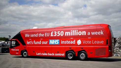 "Ne croyez pas ce qui est écrit sur les bus des pro-Brexit, relève la Süddeutsche Zeitung. Deux heures après le vote, Nigel Farage est revenu sur la promesse de financer le NHS avec l'argent versé à l'UE."