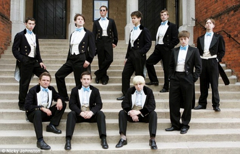 David Cameron (debout, le 2e en partant de la gauche) et Boris Johnson (assis, le 3e en partant de la gauche) ont étudié ensemble à Oxford.© Photo Dailymail / Nicky Johnston